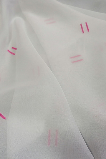 Voile zavjesa svijetlo krem boje s ružičastim prošivenim linijama