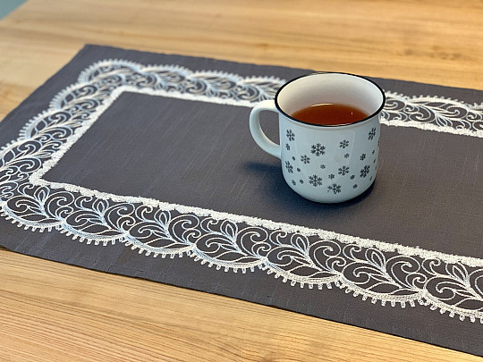 Sivi vezeni stolnjak