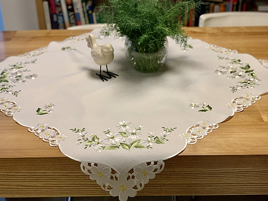 TRATINČICA vezeni stolnjak i šal