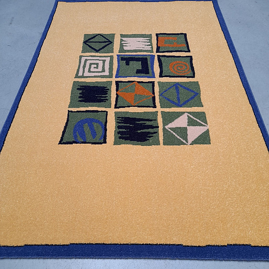 Moderni tepih s geometrijskim uzorkom