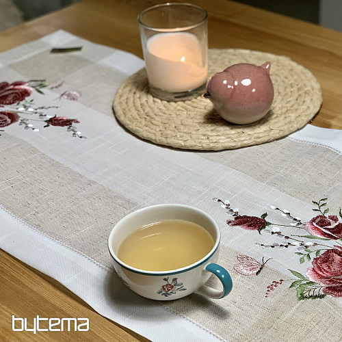 Vezeni stolnjak i šal Ruže i mačići